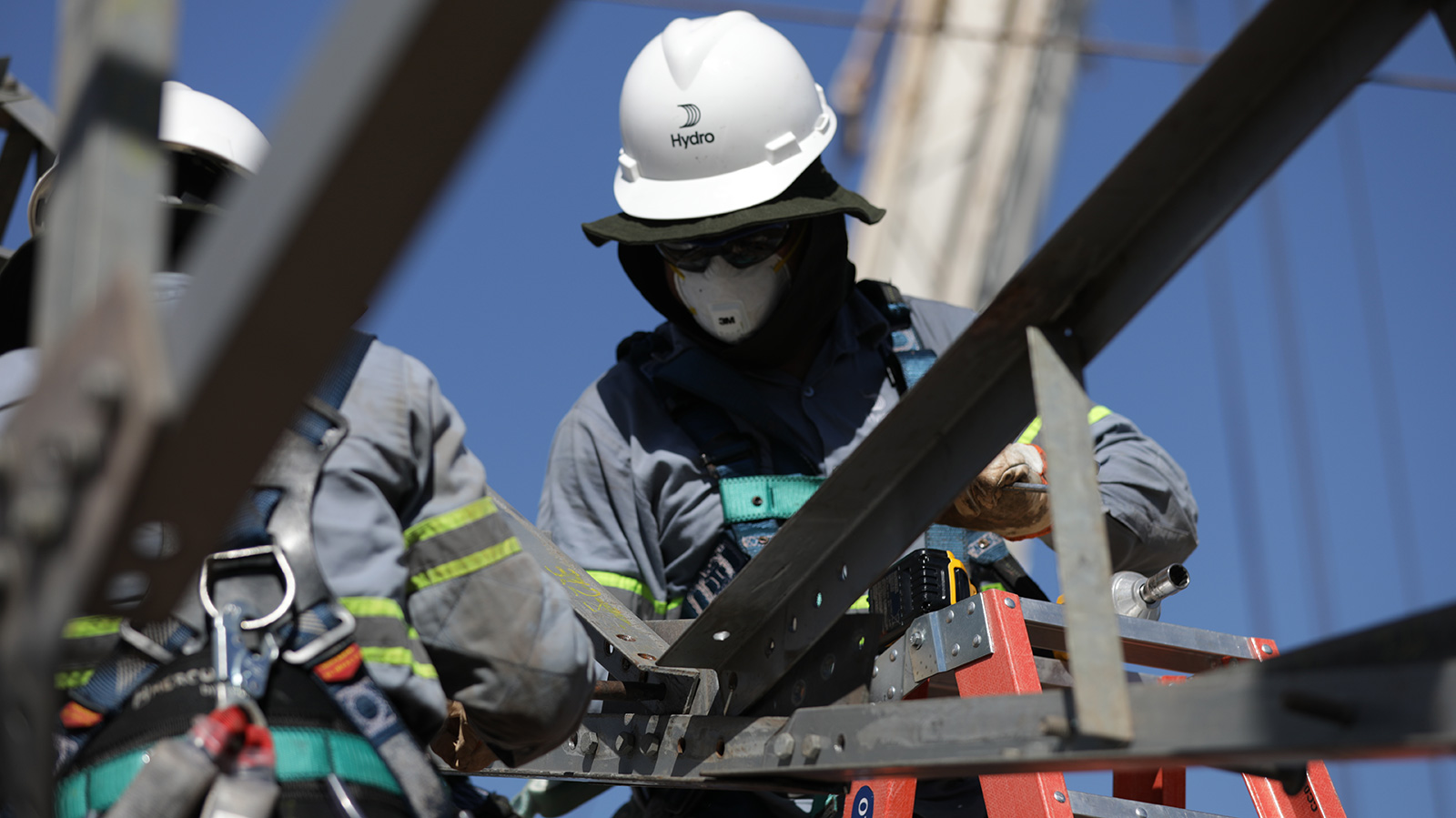 Arbeidere gjør reparasjoner på høyspentmastene til Paragominas