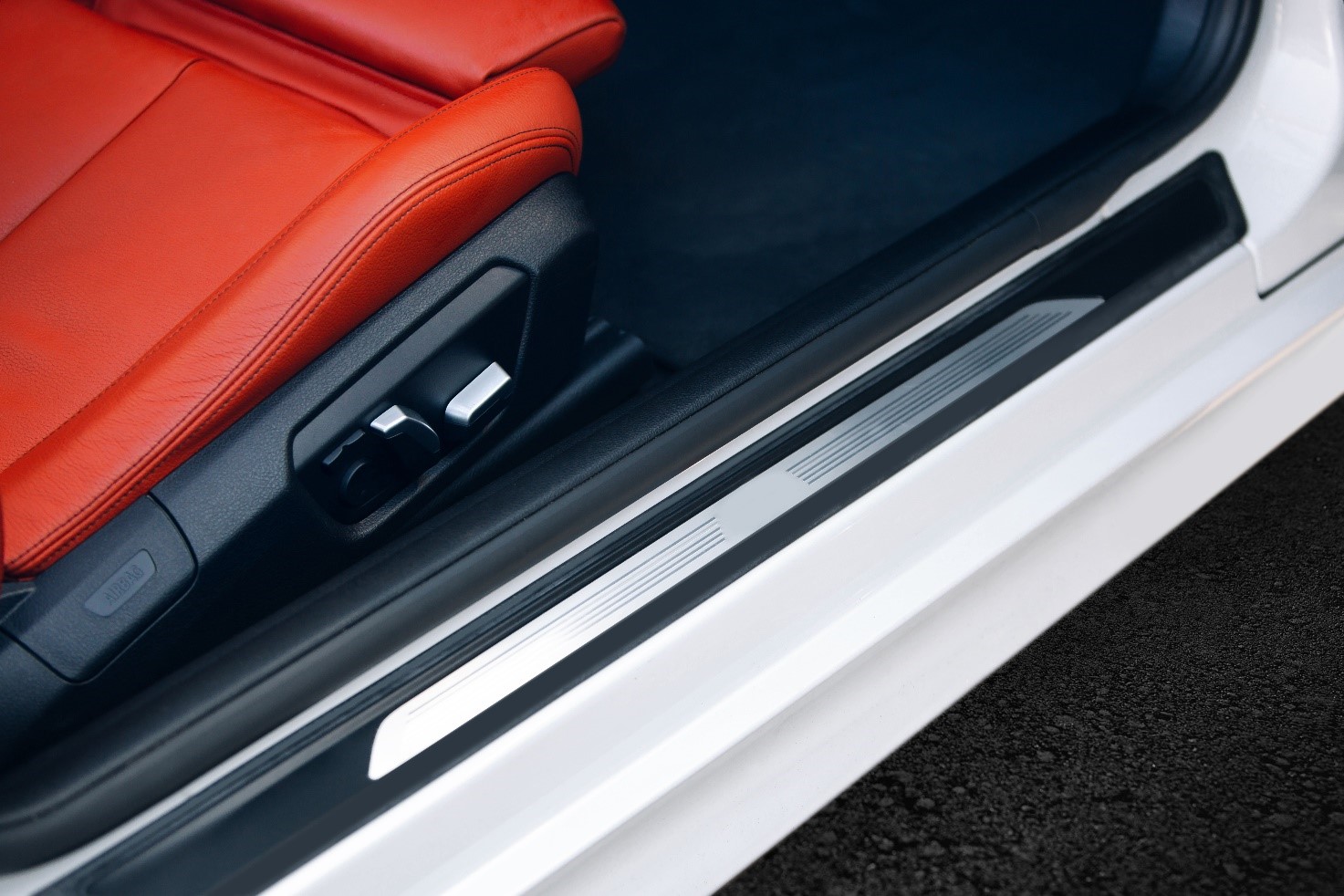 Extruded aluminum component for automotive sill members