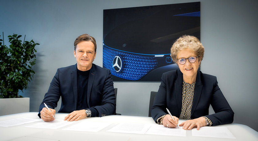 Hydro CEO Hilde Merete Aasheim with Mercedes' Markus Schäfer, member of the Board of Management and Chief Technology Officer, Development & Procurement.