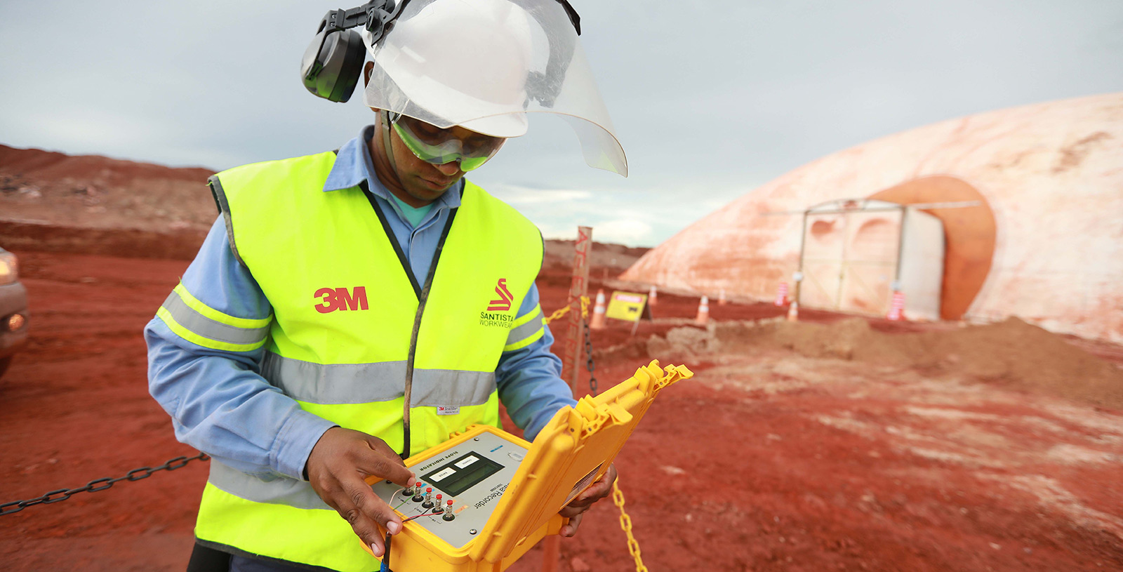 Person at det DRS2 bauxite residue deposit area