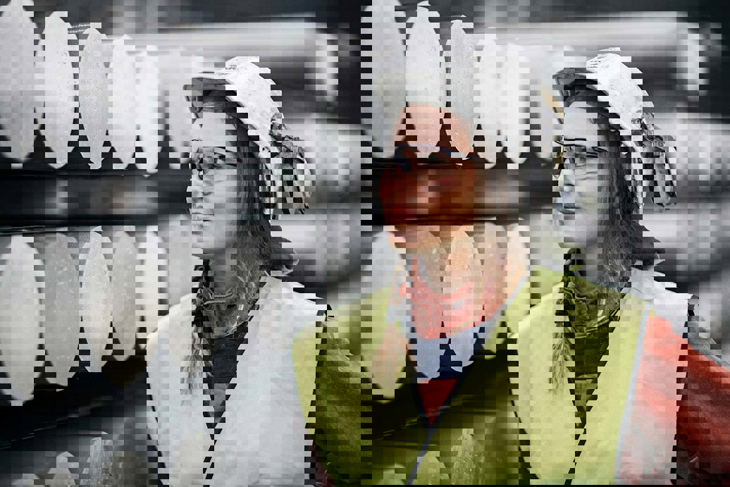 Hydro employee in front of aluminium billets