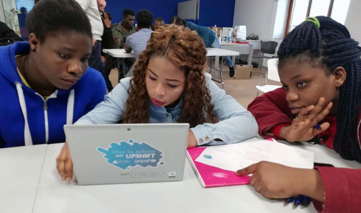 Unge migranter og flykninger får støtte til utdanning og ferdighetsutvikling gjennom UNICEFs UPSHIFT-program