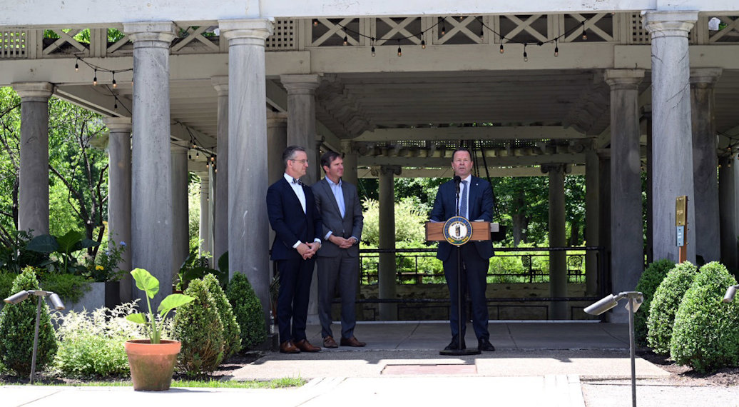 Head of Hydro Aluminum Metals USA Duncan Pitchford (left) with Kentucky Governor Andy Beshear and Hydro's President & CEO Eivind Kallevik. (Photo: Halvor Molland/Hydro)