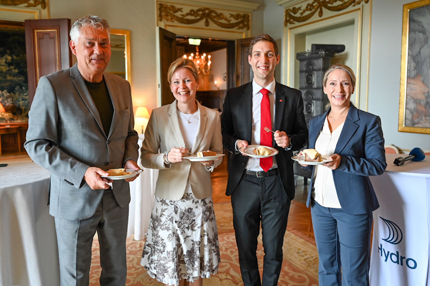 Hydro and Executive Vice President Hanne Simensen (right) announced the three year test of green hydrogen in Høyanger Recycling together with Mayor Petter Sortland, Enova's Astrid Lilliestråle, Director of Technology and Market Development, and Minister of Climate and Environment Andreas Bjelland Eriksen.
