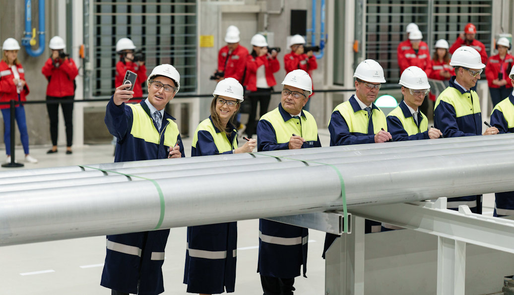 Signing of an extrusion billet to mark the opening of the new recycling unit in Székesfehérvár: (from left) Mauro Spizzo (Head of Hydro Extrusion Europe region East), Dr. Anikó Raisz (secretary of state for Environmental Affairs and the Circular Economy), Tamás Vargha (member of the National Assembly (MP) for Székesfehérvár), Eivind Kallevik (Hydro CEO), Dr. András Cser-Palkovics (member of the National Assembly (MP) for Székesfehérvár) and Frank Iepema (Plant Manager).