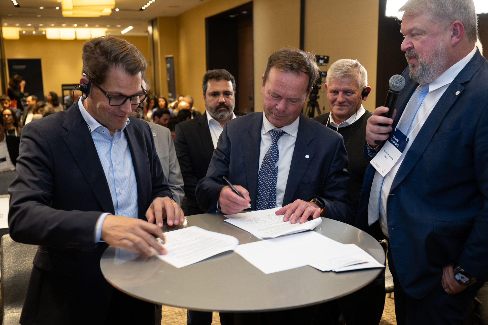 Gunnar Güthenke, leder for anskaffelser og leverandørkvalitet i Mercedes-Benz Cars, og Hydros konsernsjef Eivind Kallevik signerer avtalen under Climate Week 2024 i New York. (Foto: Halvor Molland/Hydro)