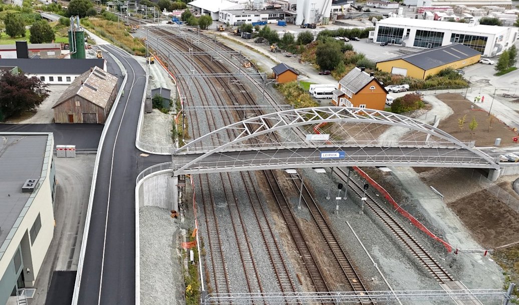 Hangarbrua goes across the railroad tracks at Leangen station in Trondheim, Norway. (Photo: Vegard Thorvaldsen/Statens vegvesen)