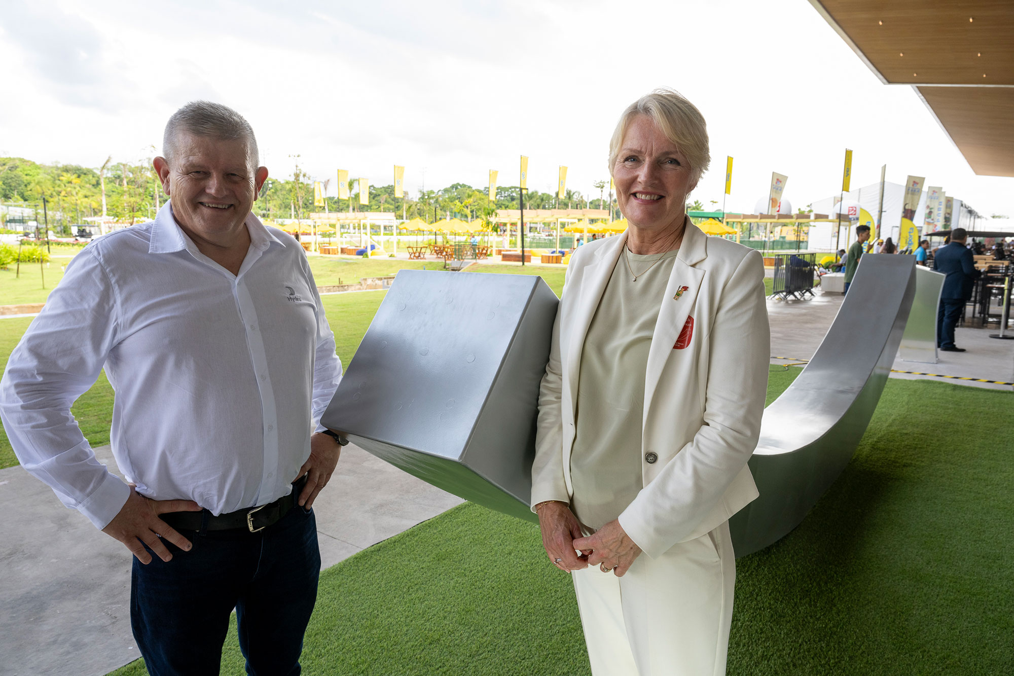 John Thuestad, Executive Vice President for Bauxite & Alumina, and Kjersti Fløgstad, Director of the Nobel Peace Center, at the unveiling of the Peach Bench during COP30. (Photo: Halvor Molland)