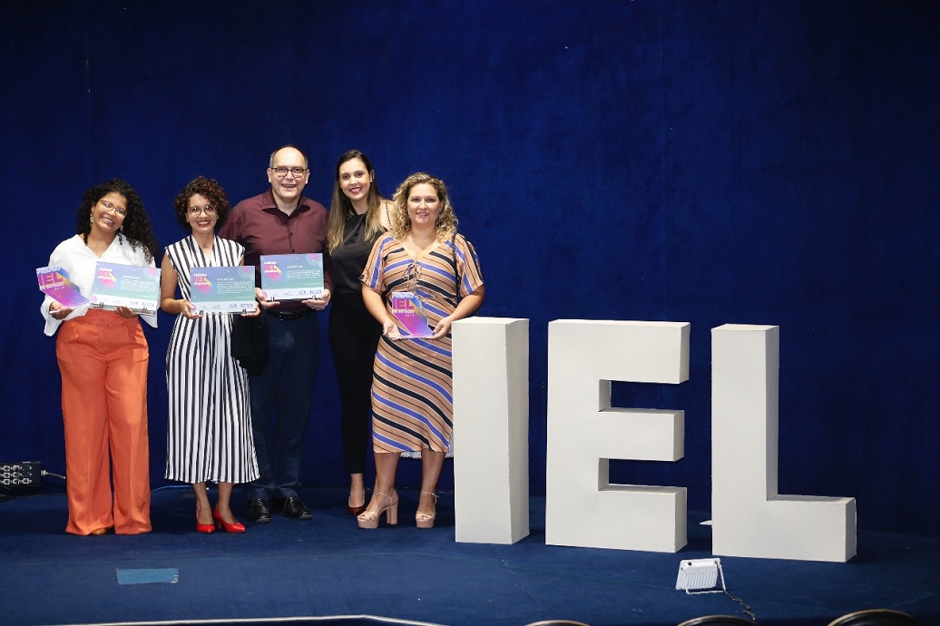 As estagiárias Izabella Rendeiro e Ana Carolina Amaral (à esquerda) celebram a conquista da etapa estadual junto com os executivos da Hydro