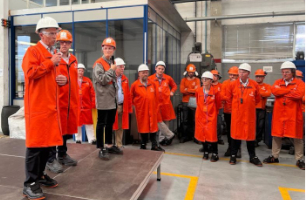 Paul Warton con trabajadores de Hydro