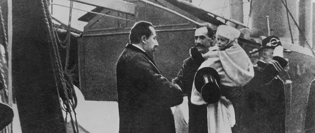 Kong Haakon blir tatt imot av statminister Christian Michelsen