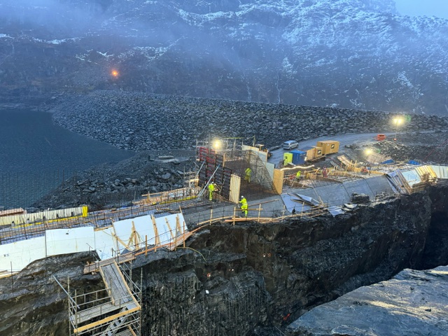 Pågåande arbeid med toppseksjoner på overløp