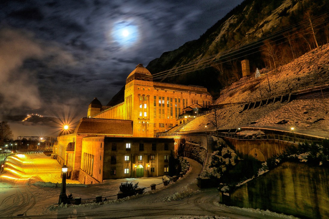 Exterior of the Hydro Såheim building, winter night