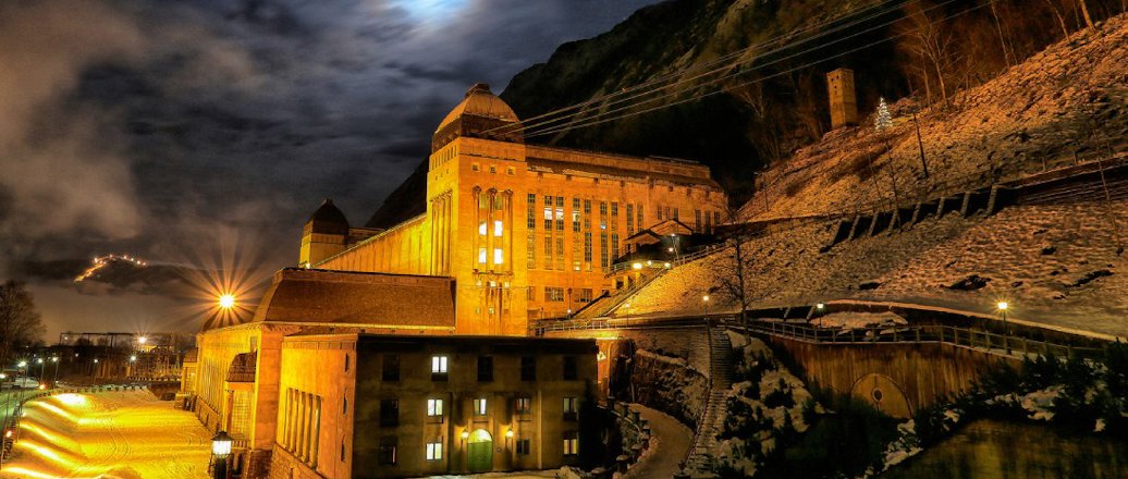 Exterior of the Hydro Såheim building, winter night